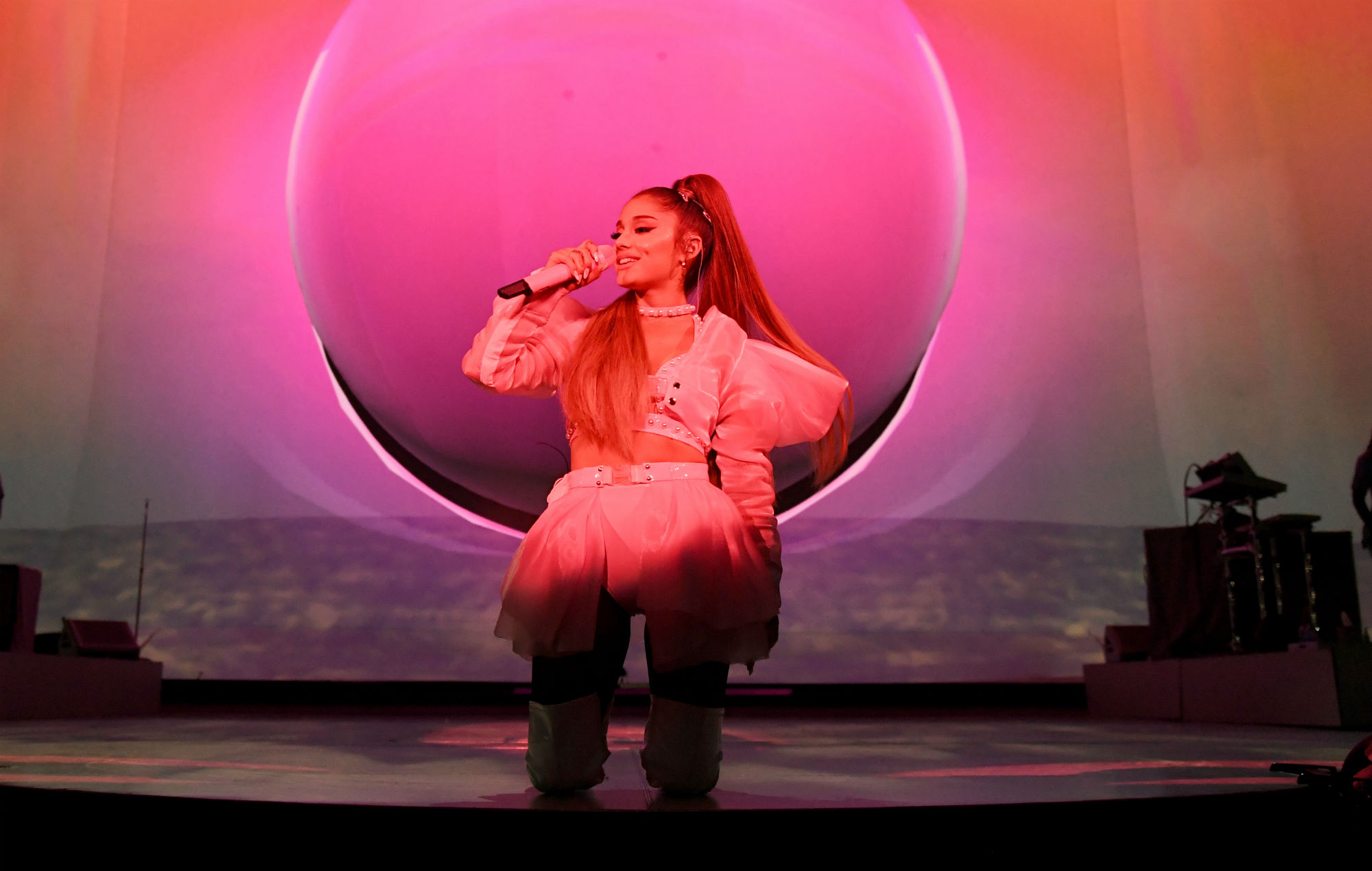 Ariana Grande revela data de lançamento do filme da "Sweetener World