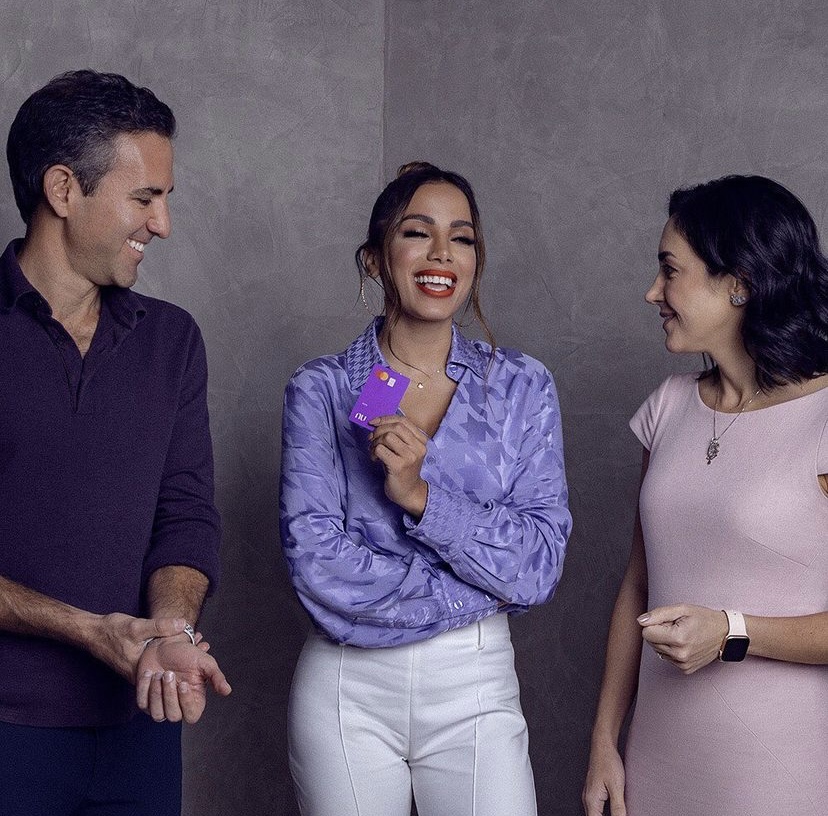 Anitta para a divulgação de sua parceria com o Nubank