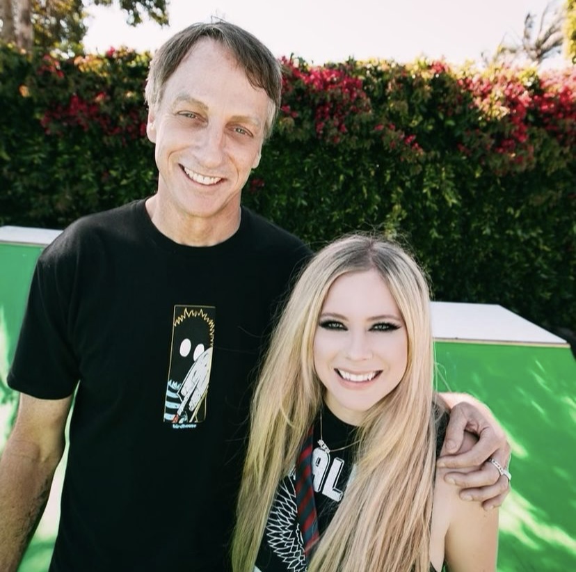 Avril Lavigne e Tony Hawk nos bastidores do TikTok ao som de “Sk8er Boi”