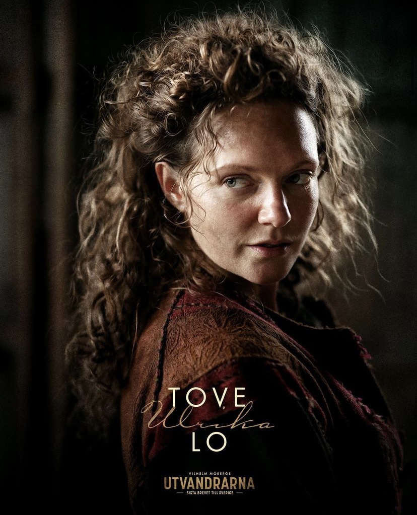 Tove Lo para o poster no filme “Utvandrarna”