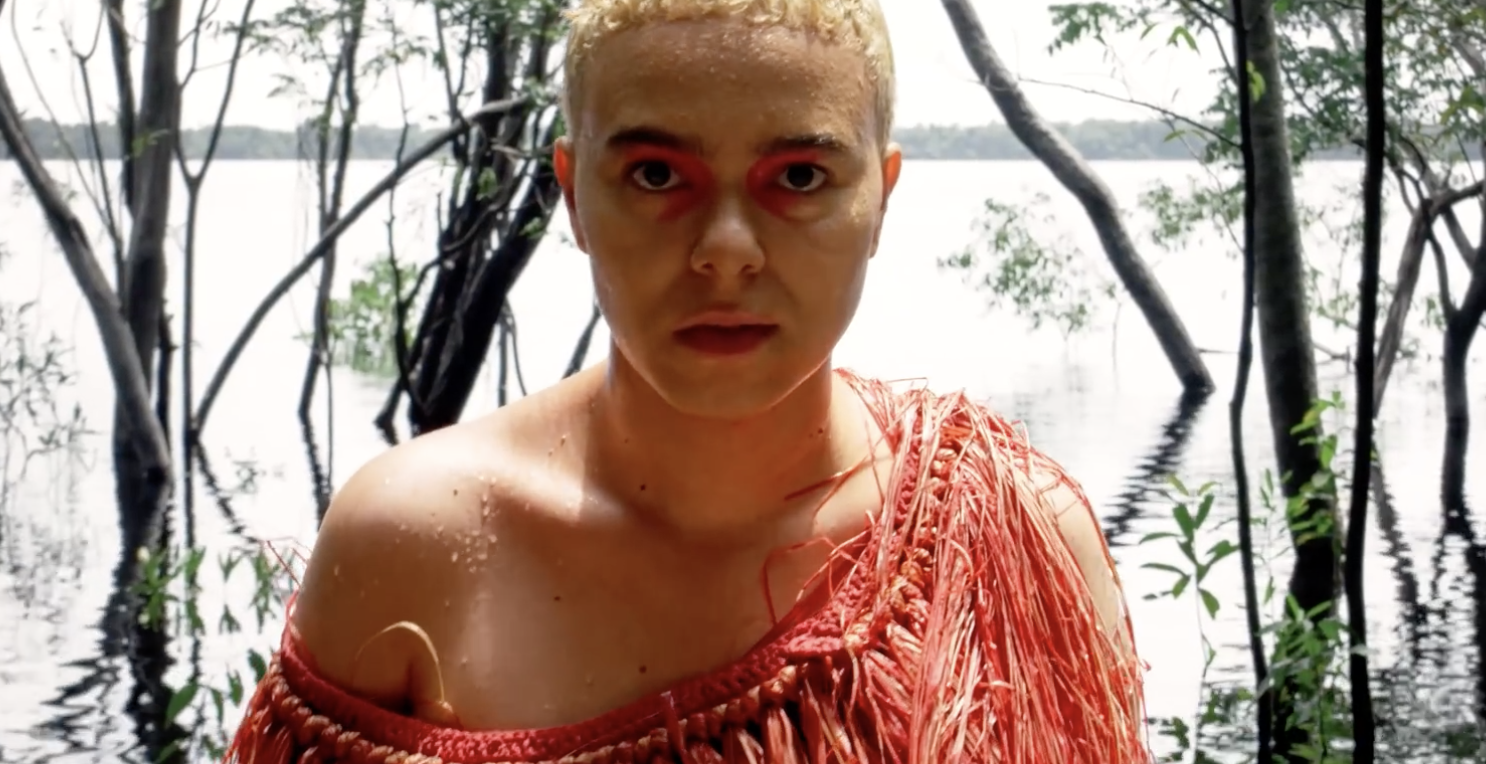 Maria Gadú volta com tudo em seu novo clipe “MUNDO LÍQUIDO”. Confira!