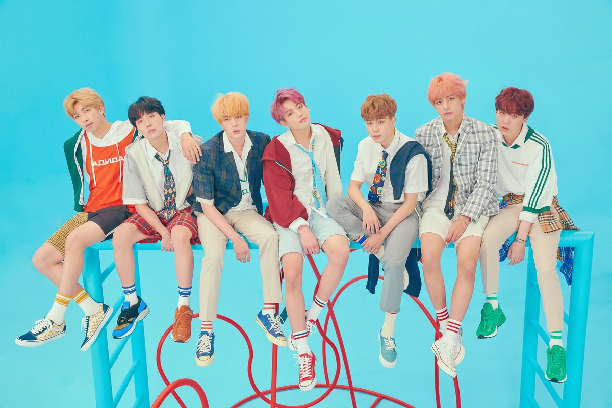 BTS se torna o primeiro grupo da história a ficar cinco semanas na parada Artist 100 da Billboard