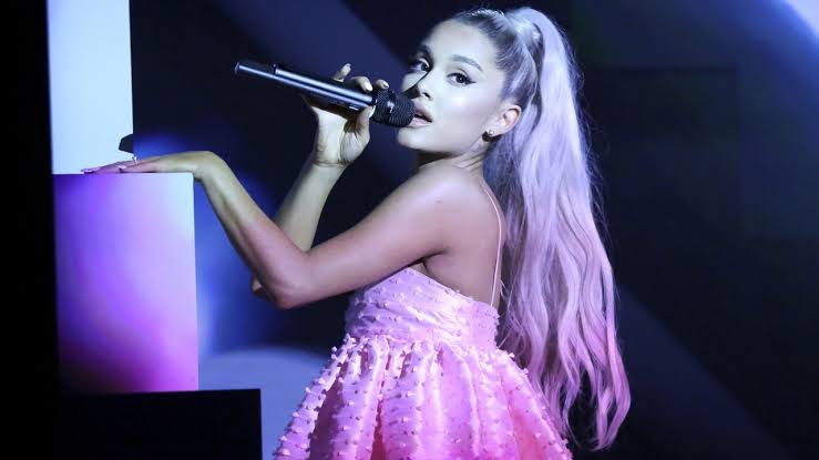 “Ele está altamente em desvantagem numérica” comenta Ariana Grande sobre protesto anti-gay em seu show