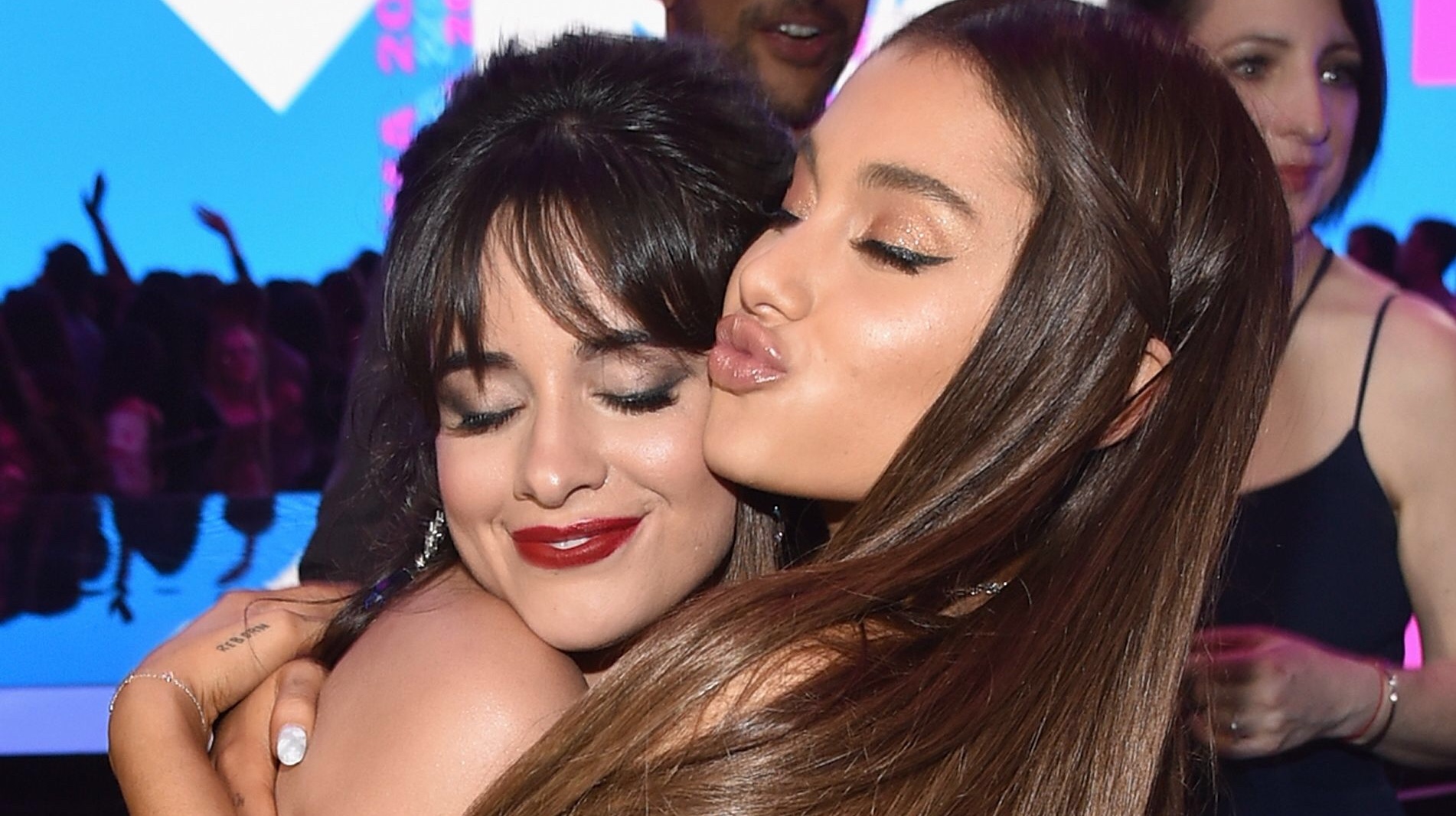 Ariana Grande e Camila Cabello são as únicas cantoras a alcançar 50 milhões de ouvintes no Spotify