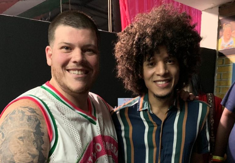 Ferrugem convida ao palco Willian Kessley, participante do The Voice Brasil