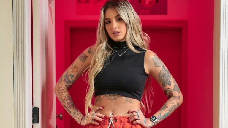 Aposta de Ludmilla, Carol Csan lançará clipe de faixa composta por Anitta