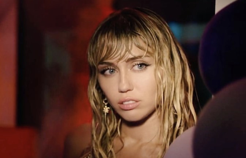 Miley Cyrus lança clipe de “Slide Away”. Assista!