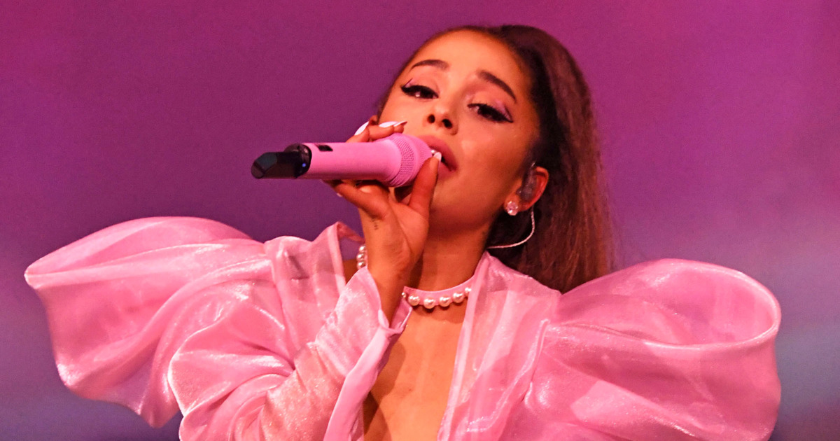 Ariana Grande insinua lançamento de álbum ao vivo em breve