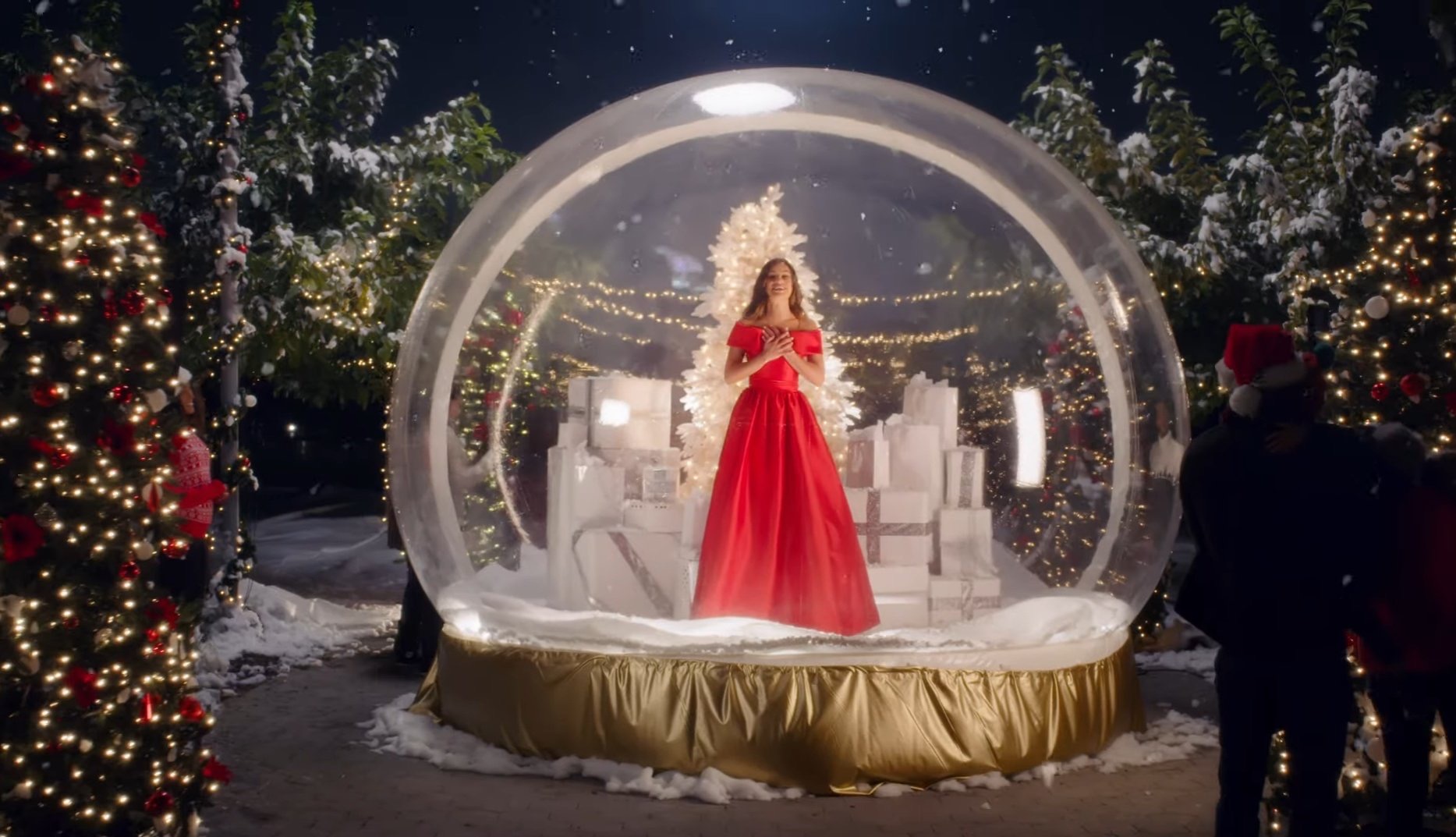 Lea Michele lança videoclipe de “Christmas in New York”