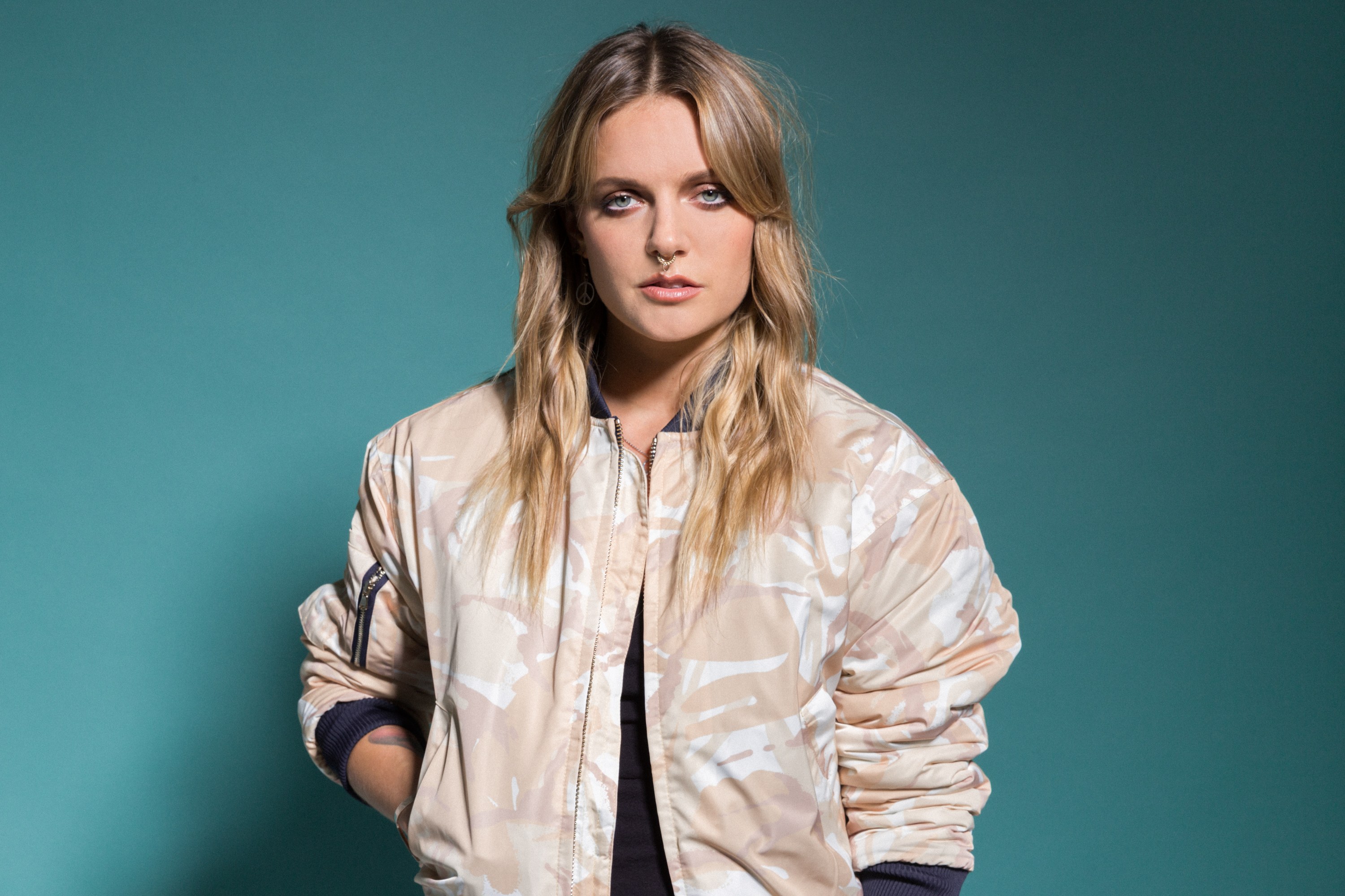 Tove Lo lança o single “sadde badder cooler” e nova versão do álbum “Sunshine Kitty (Paw Prints Edition)”. Confira!