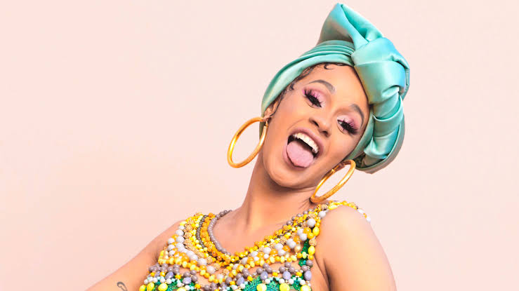 Cardi B faz história e se torna a primeira rapper feminina a estampar a capa da Vogue americana