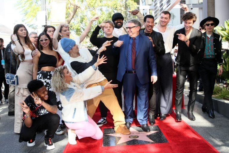 Chefe da Universal Music reúne artistas em inauguração de sua estrela da calçada da fama