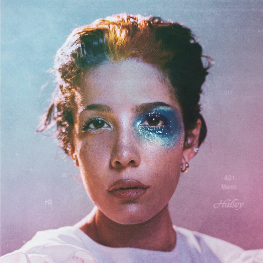 24 horas antes do lançamento, Halsey libera prévias de faixas do álbum “Manic”