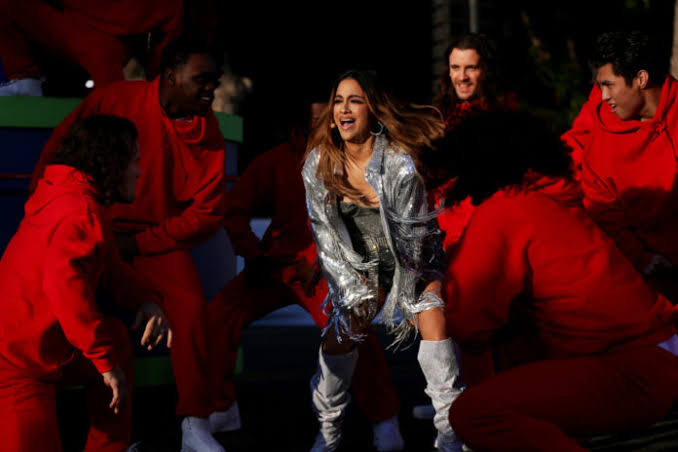 Ally Brooke canta inédita “Reach For The Stars” com Farruko no “Rose Parade”