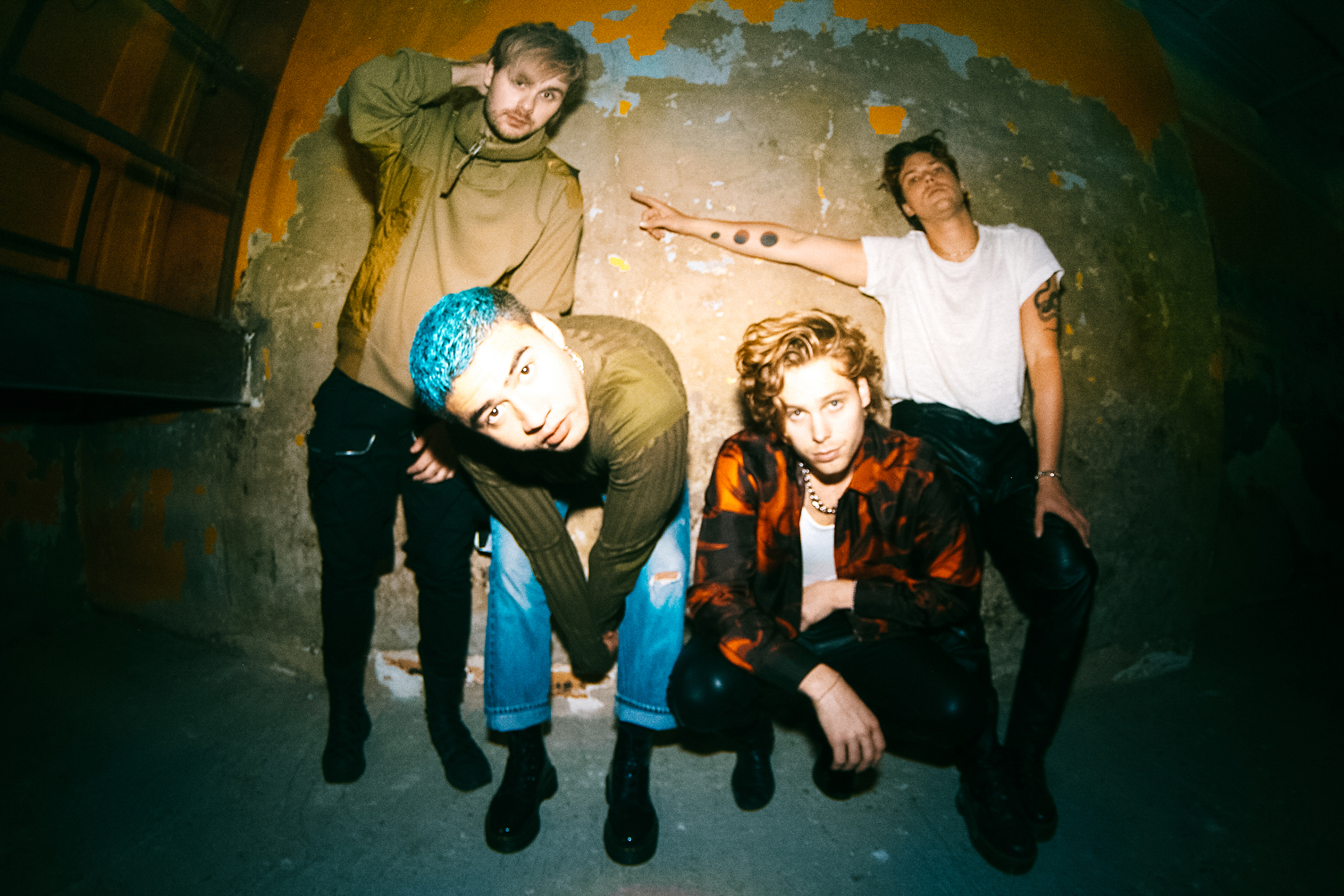 5 Seconds of Summer aposta em um paraíso psicodélico no clipe de “Wildflower”. Veja!