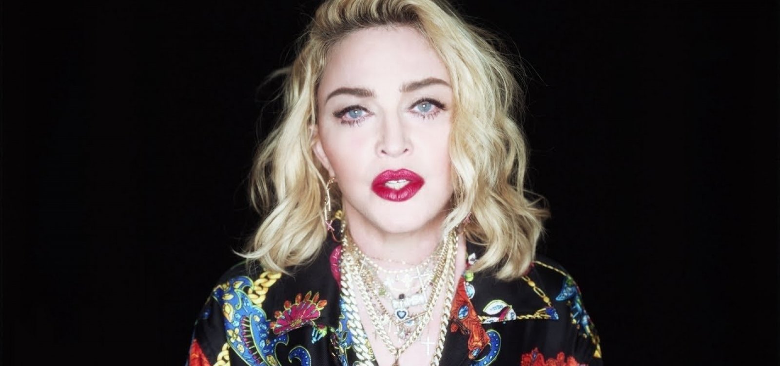 Madonna faz doação de 100 mil máscaras para penitenciárias dos EUA