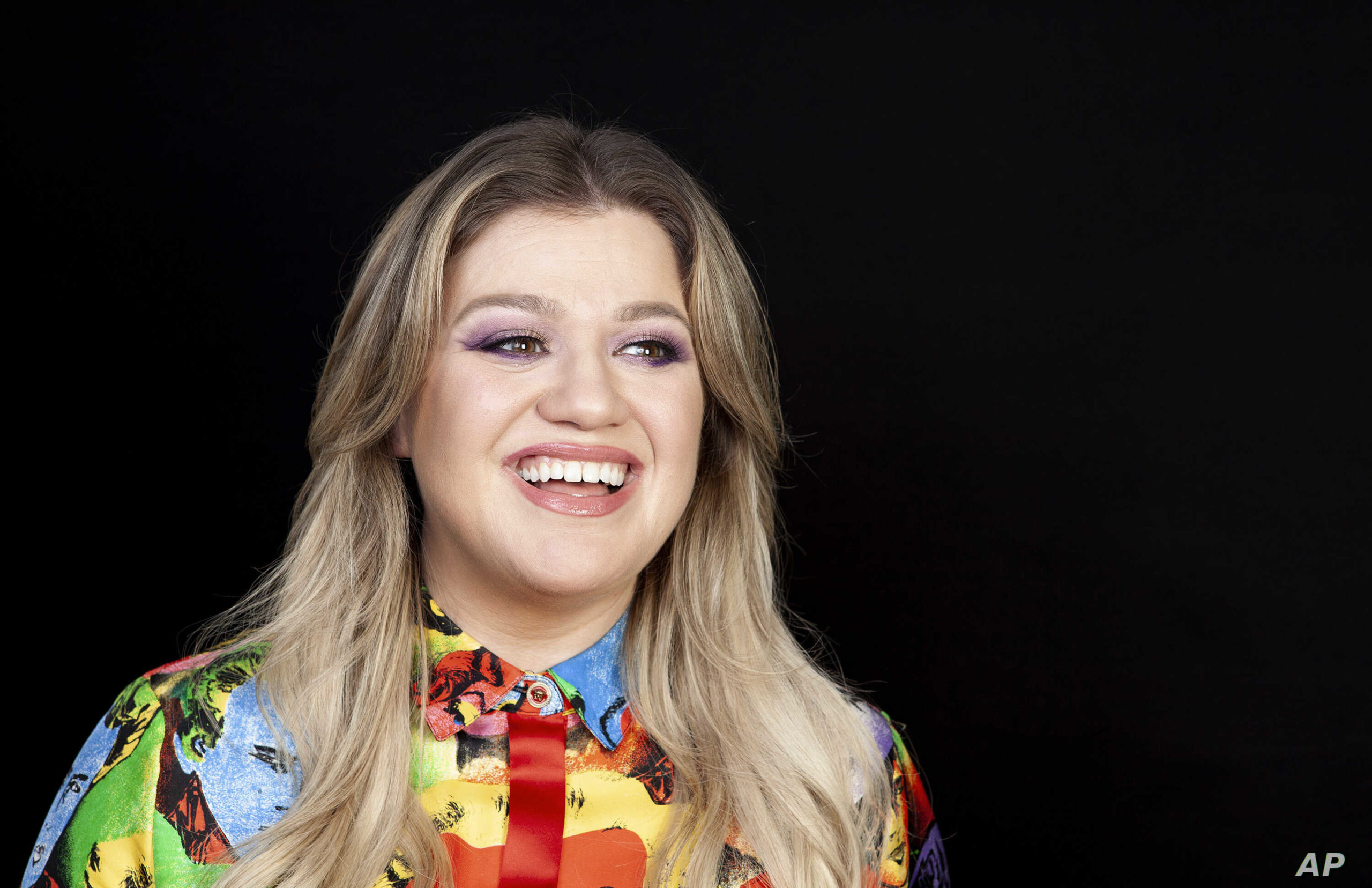 Kelly Clarkson lança seu novo single ‘I Dare You’, com clipe unindo duetos em cinco línguas