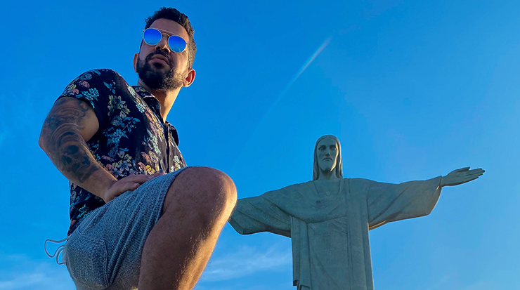 Dennis eterniza Live show, deste sábado, com tatuagem em homenagem ao Cristo Redentor!