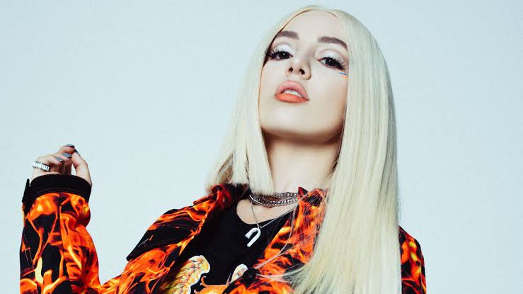 Ava Max revela tracklist de álbum e lança novo single “OMG What’s Happening”