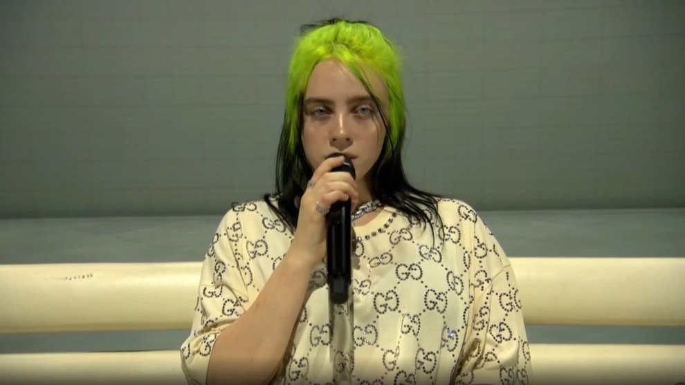 Billie Eilish faz live cheia de efeitos visuais e critica governo de Donald Trump