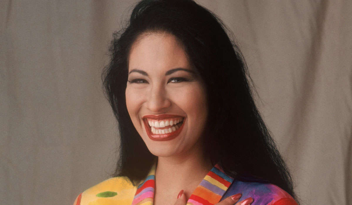 Grammy 2021 homenageará a trajetória da cantora e compositora Selena Quintanilla