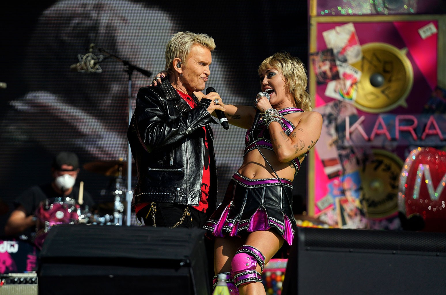 Miley Cyrus faz pré-show do Super Bowl e canta com Billy Idol e Joan Jett