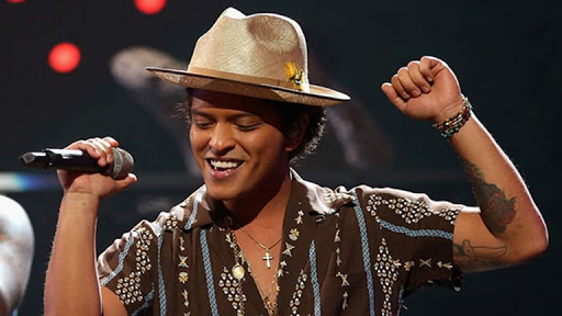 Bruno Mars está de volta, e agora em uma banda