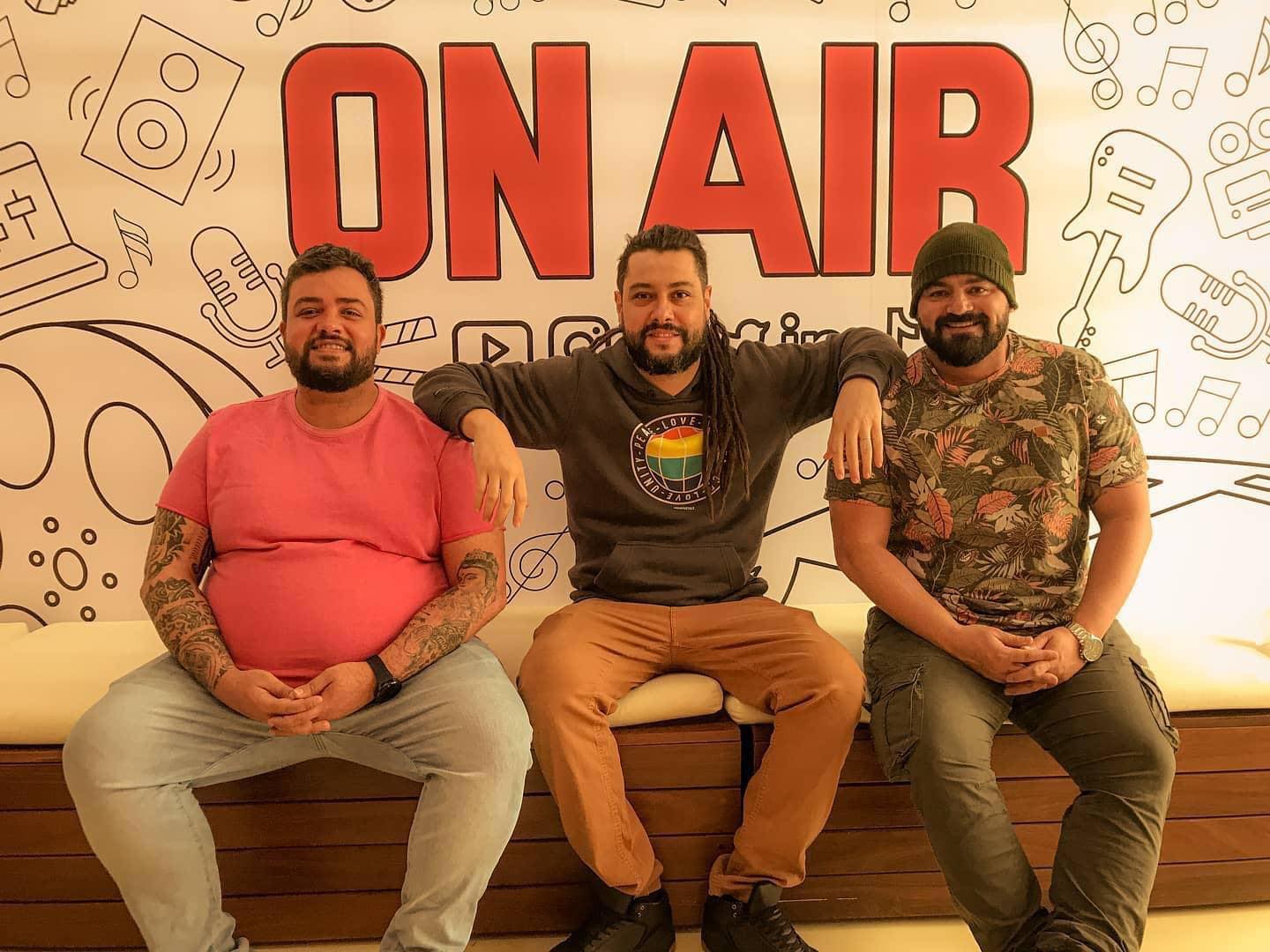 Integrantes do Maneva e hitmaker do reggae anunciam podcast “Tá de Boa”