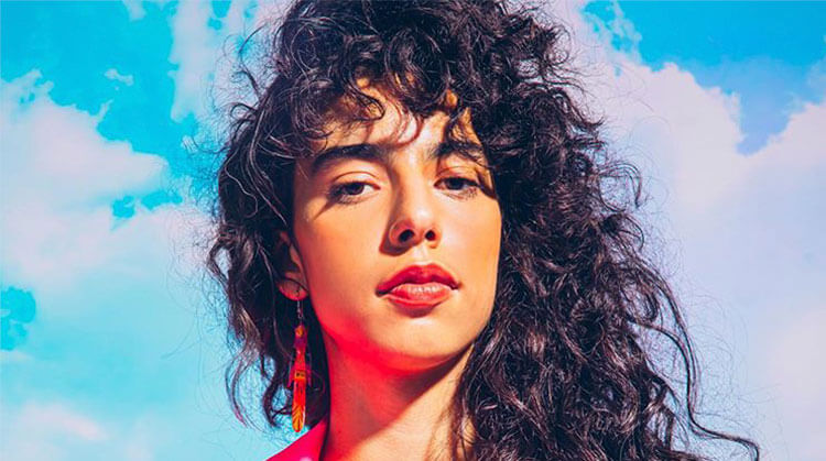 Marina Sena lança novo single e clipe