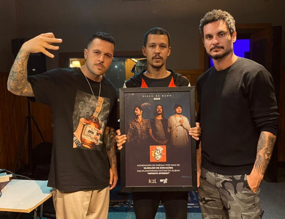 3030 recebe disco de ouro pelo álbum ‘Infinito Interno’