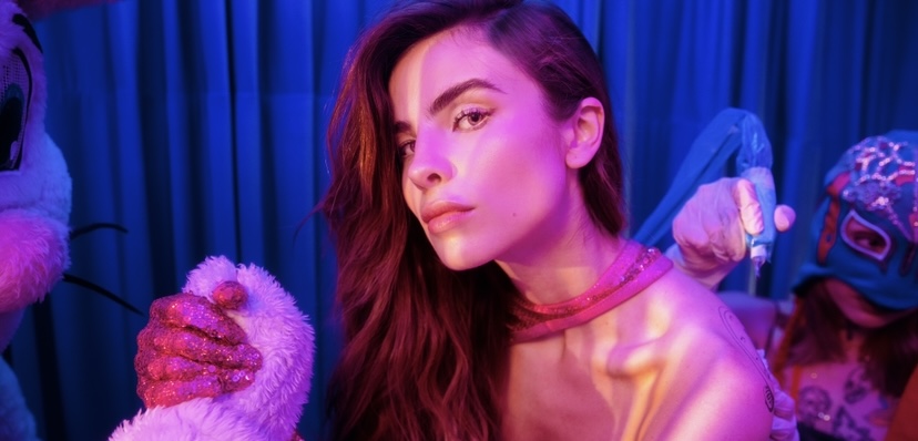 Giulia Be para o videoclipe de "pessoa certa hora errada"