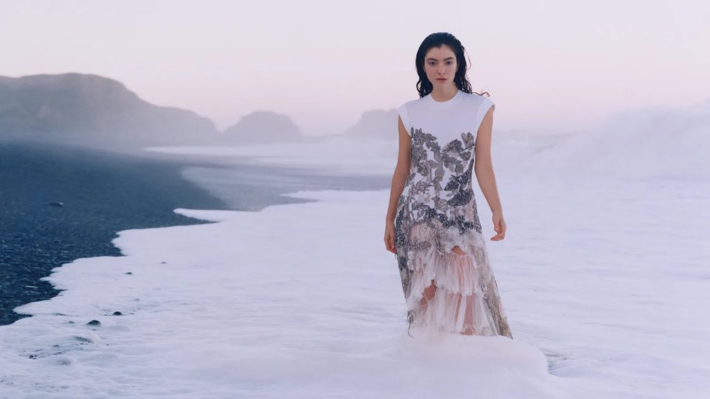 Lorde usando um vestido de Alexander McQueen em um cenário gelado.