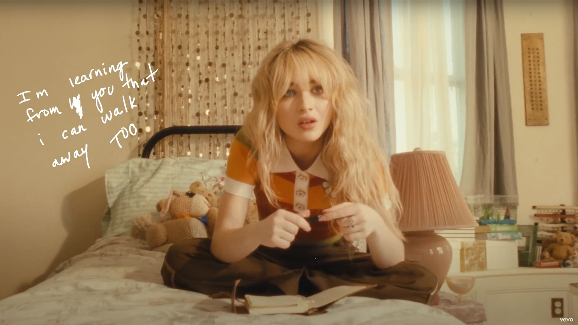 Sabrina Carpenter lança single e vídeo de “Skinny Dipping”