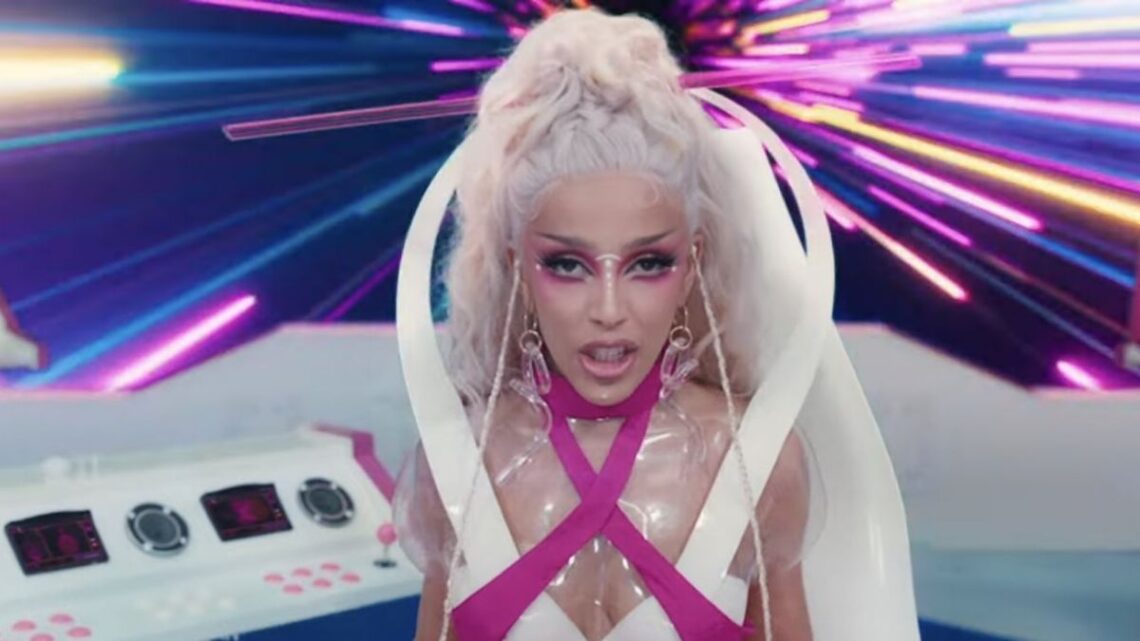 Doja Cat lança clipe futurista para “Get Into It (Yuh)”