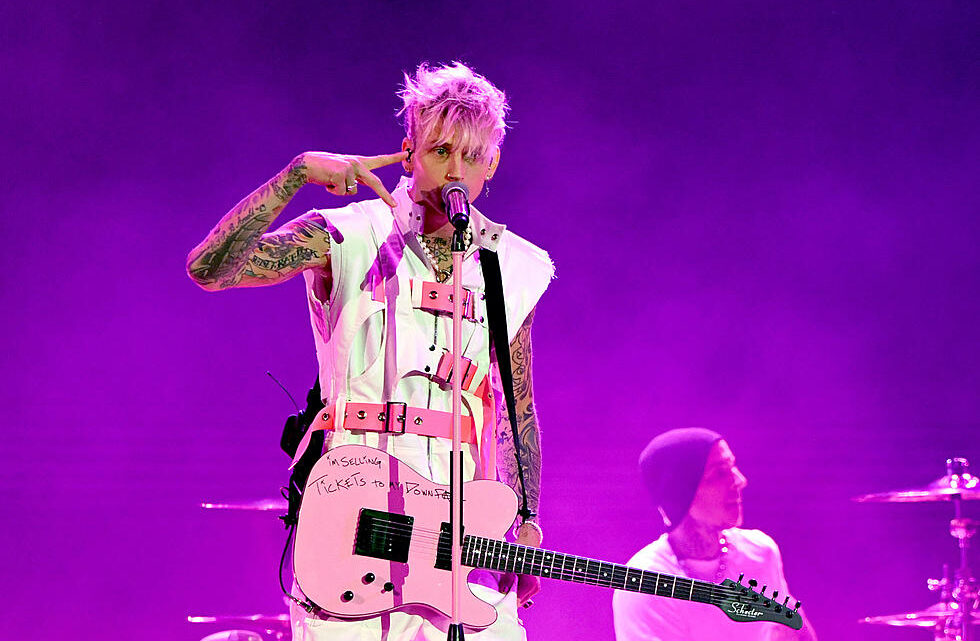 Machine Gun Kelly lança sexto álbum da carreira “mainstream sellout”