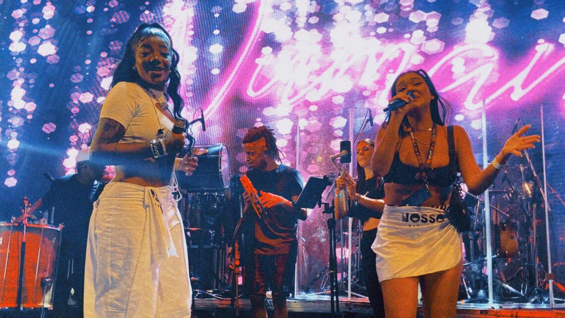 Fã canta “Amor Difícil” no palco com Ludmilla em  show no “Nosso Camarote”