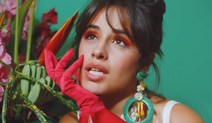 Camila Cabello lança seu novo álbum “Familia”, resgatando suas raízes