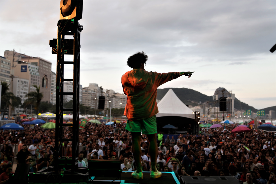  “Eu apoio a gente vir todo mês para a praia e fazer um show de graça”, falou Criolo para a multidão na Praia de Copacabana, durante o Tim Music Rio 