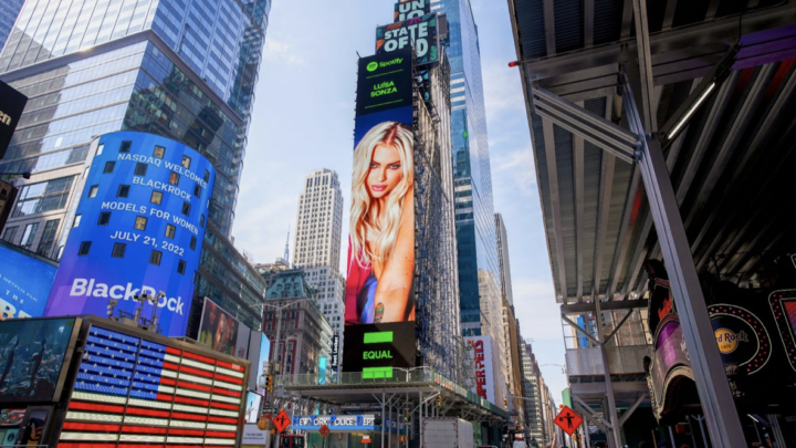 Luísa Sonza estampa outdoor na Times Square. Veja!  ￼