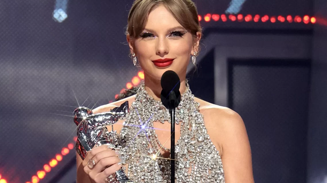 Taylor Swift ganha VMAs e anuncia novo álbum ”Midnights”