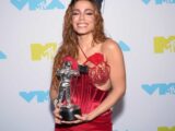 É ela! Anitta é a primeira brasileira a ganhar o VMAs!