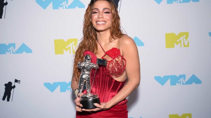 É ela! Anitta é a primeira brasileira a ganhar o VMAs!