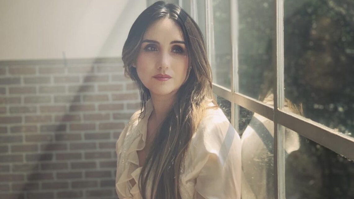 Dulce María fala sobre o fim de relacionamento em “La Que Un Dia Te Amó”, novo single do álbum “Origen Deluxe”