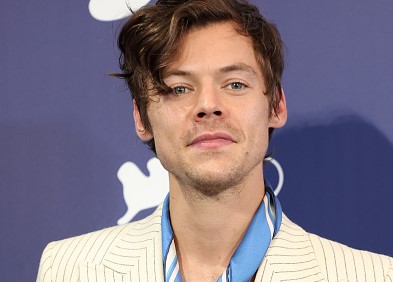 Harry Styles participa do Festival de Cinema de Veneza e dá selinho em Nick Kroll