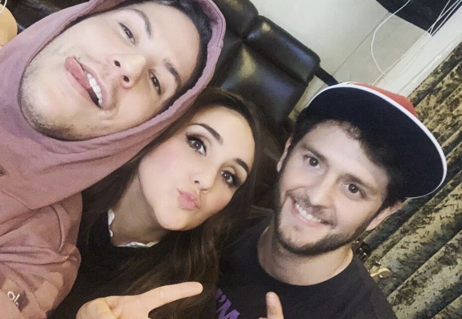 Dulce María se reúne com Christopher e Christian em estúdio