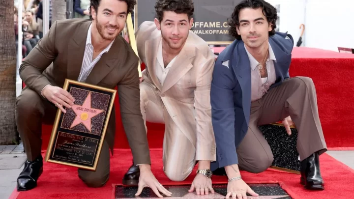 Jonas Brothers ganham estrela na Calçada da Fama e anunciam novo álbum