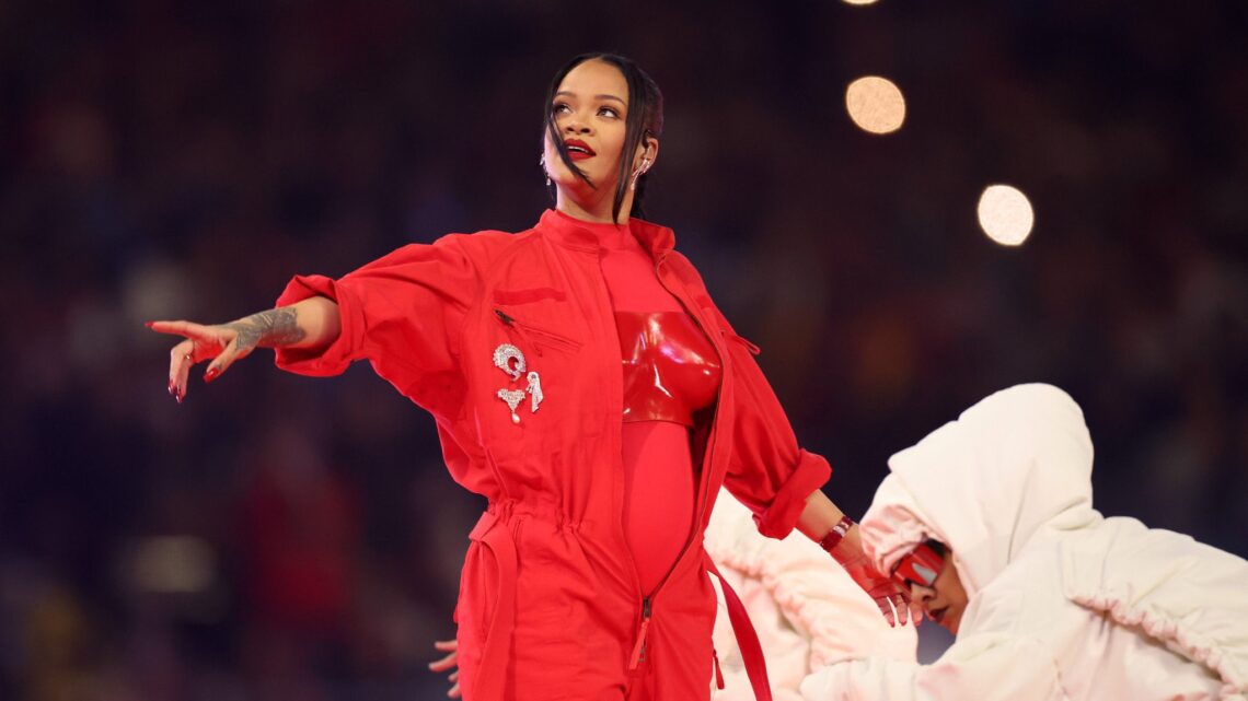 Confira a performance completa de Rihanna no Super Bowl 2023!