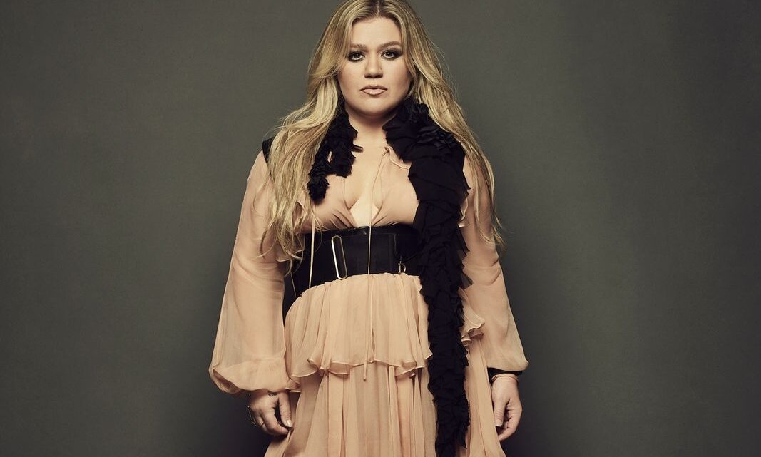 Kelly Clarkson lança seu novo álbum “chemistry”