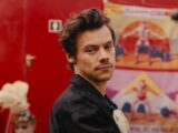 Harry Styles vira artista circense no clipe de "Daylight"