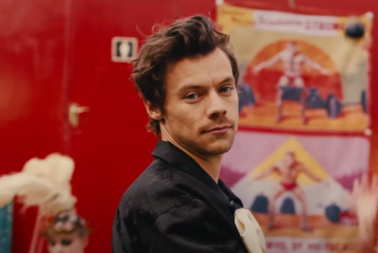 Harry Styles vira artista circense no clipe de “Daylight”